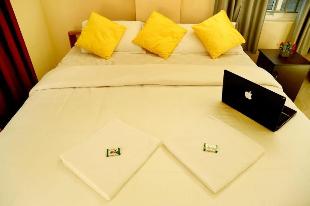 Loyal Residency Bed and Breakfast Sultans Battery Exteriör bild